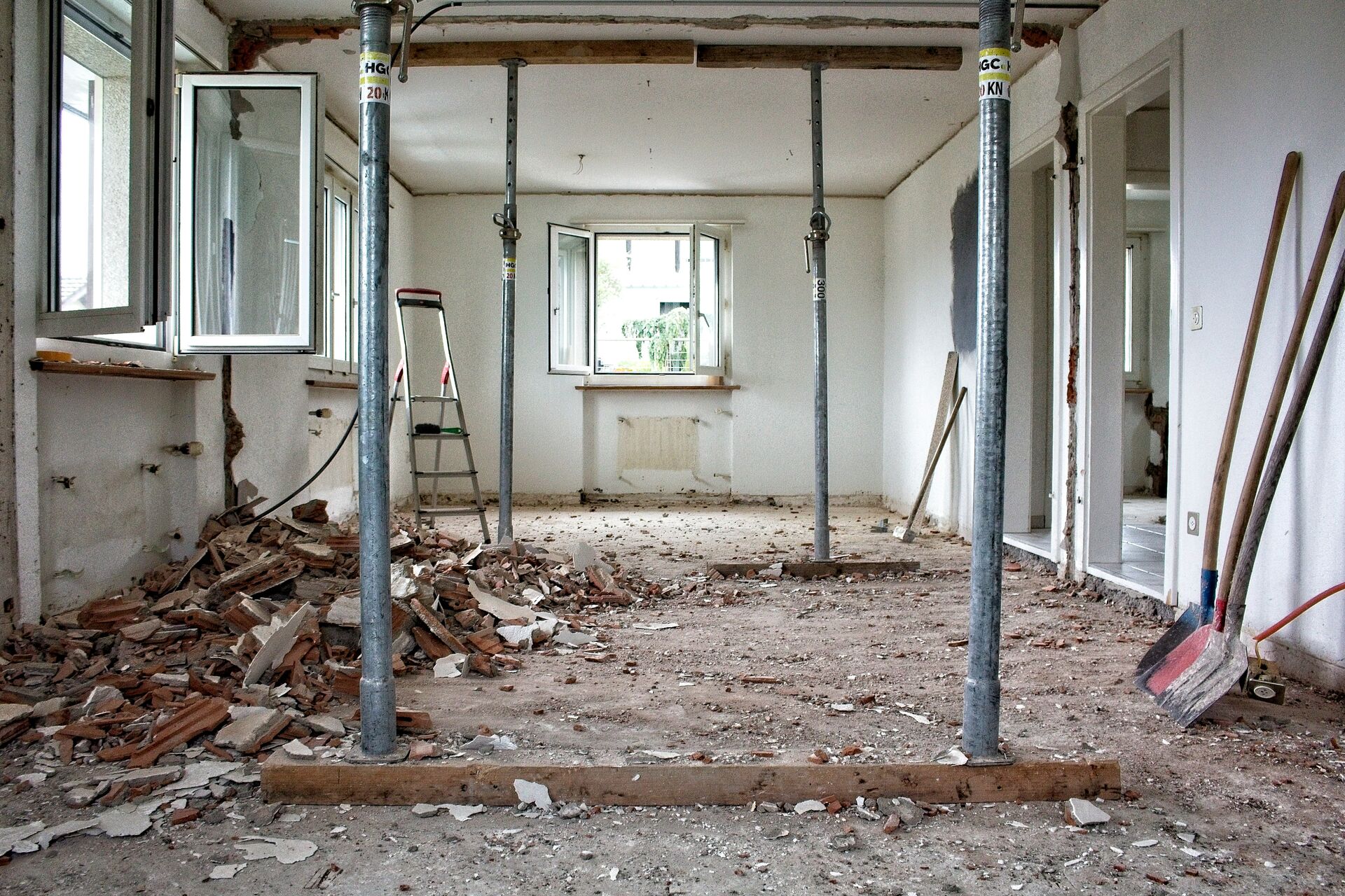 Construction and renovation waste ready for sorting and landfill diversion